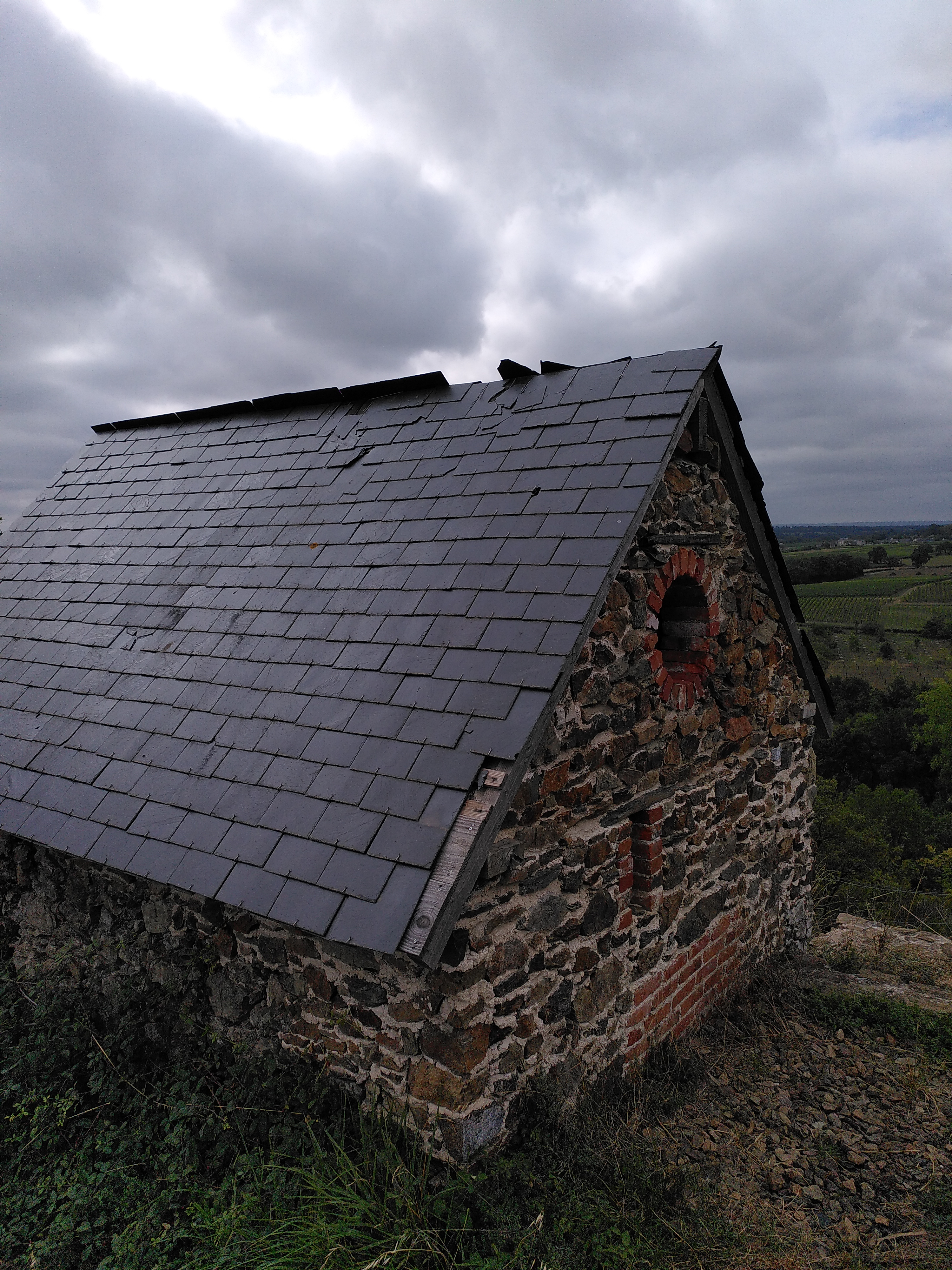 Restauration de toiture ardoise sur la réserve des Coteaux du Pont Barré